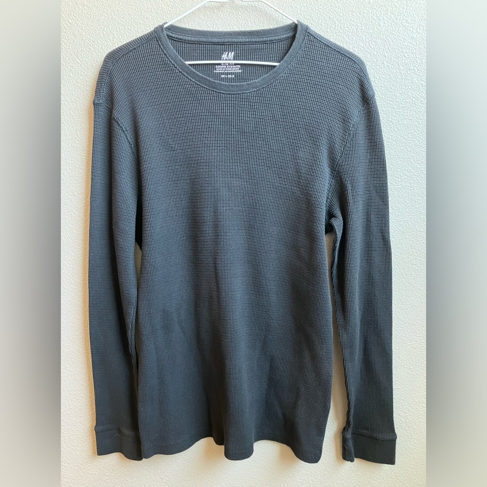 H&M men’s long sleeve, slim fit, waffle jersey shirt. Black in color. Size L.